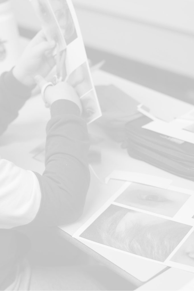 Atelier photo en milieu scolaire : des élèves apprennent à observer, cadrer et exprimer leur créativité à travers la photographie